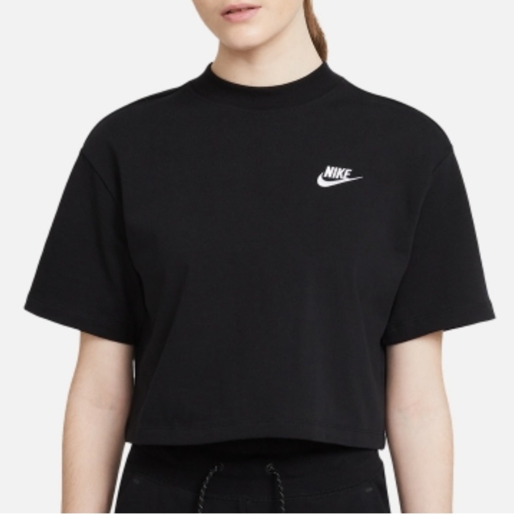 NIKE Women’s Cropped Tee